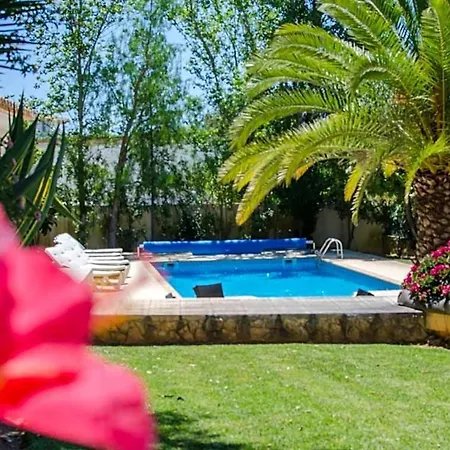 Sleeps 8 With Pool And Air Con Vila *