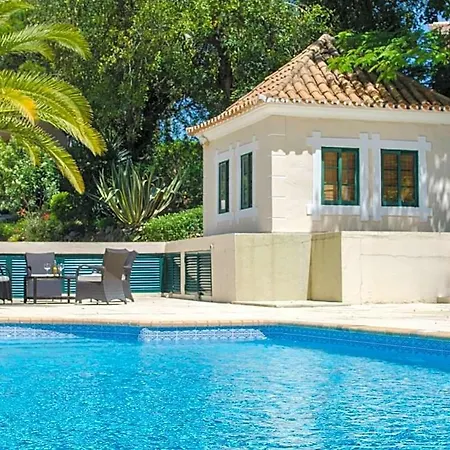 Sleeps 8 With Pool And Air Con