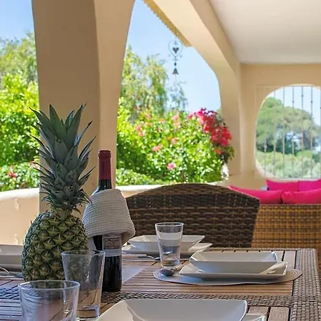 Sleeps 8 With Pool And Air Con