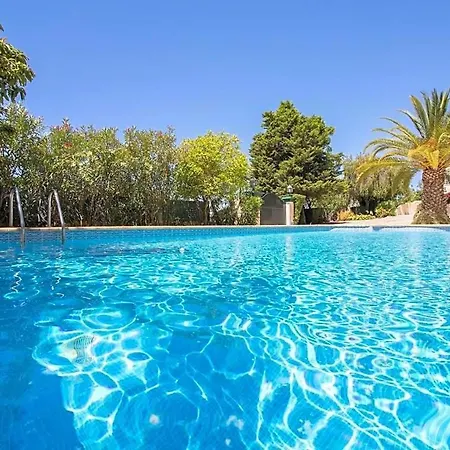 Sleeps 8 With Pool And Air Con Vila *