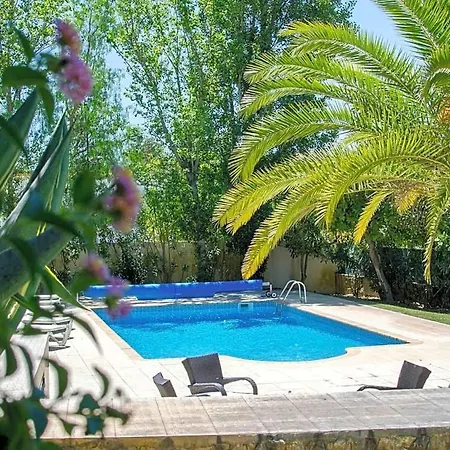 Vila Sleeps 8 With Pool And Air Con