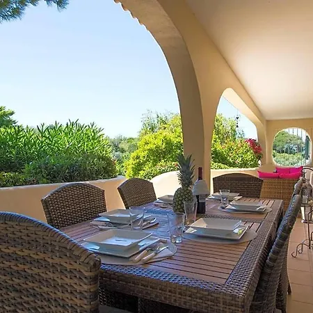 Vila Sleeps 8 With Pool And Air Con