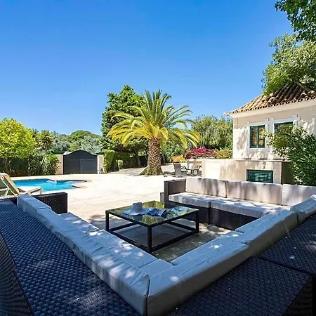 Sleeps 8 With Pool And Air Con