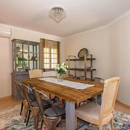 Sleeps 8 With Pool And Air Con * Escanxinhas