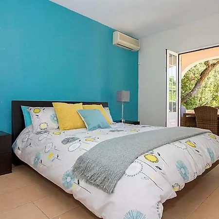 Sleeps 8 With Pool And Air Con Vila *