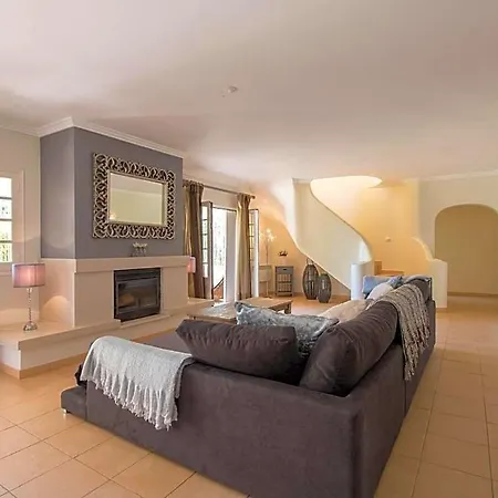 Sleeps 8 With Pool And Air Con Vila