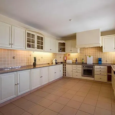 Vila Sleeps 8 With Pool And Air Con Escanxinhas