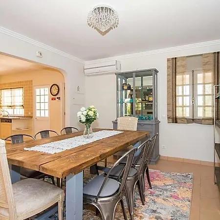 Sleeps 8 With Pool And Air Con