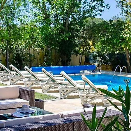 Villa Sleeps 8 With Pool And Air Con