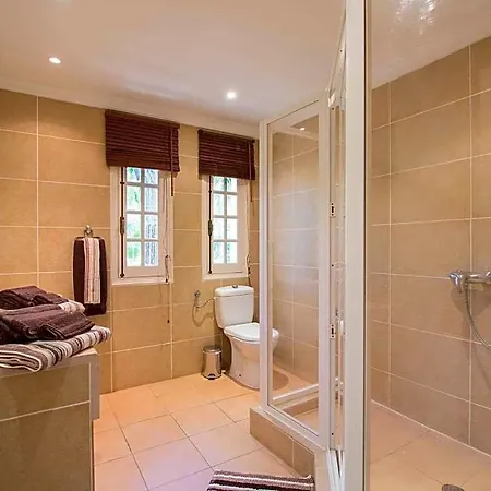 Villa Sleeps 8 With Pool And Air Con